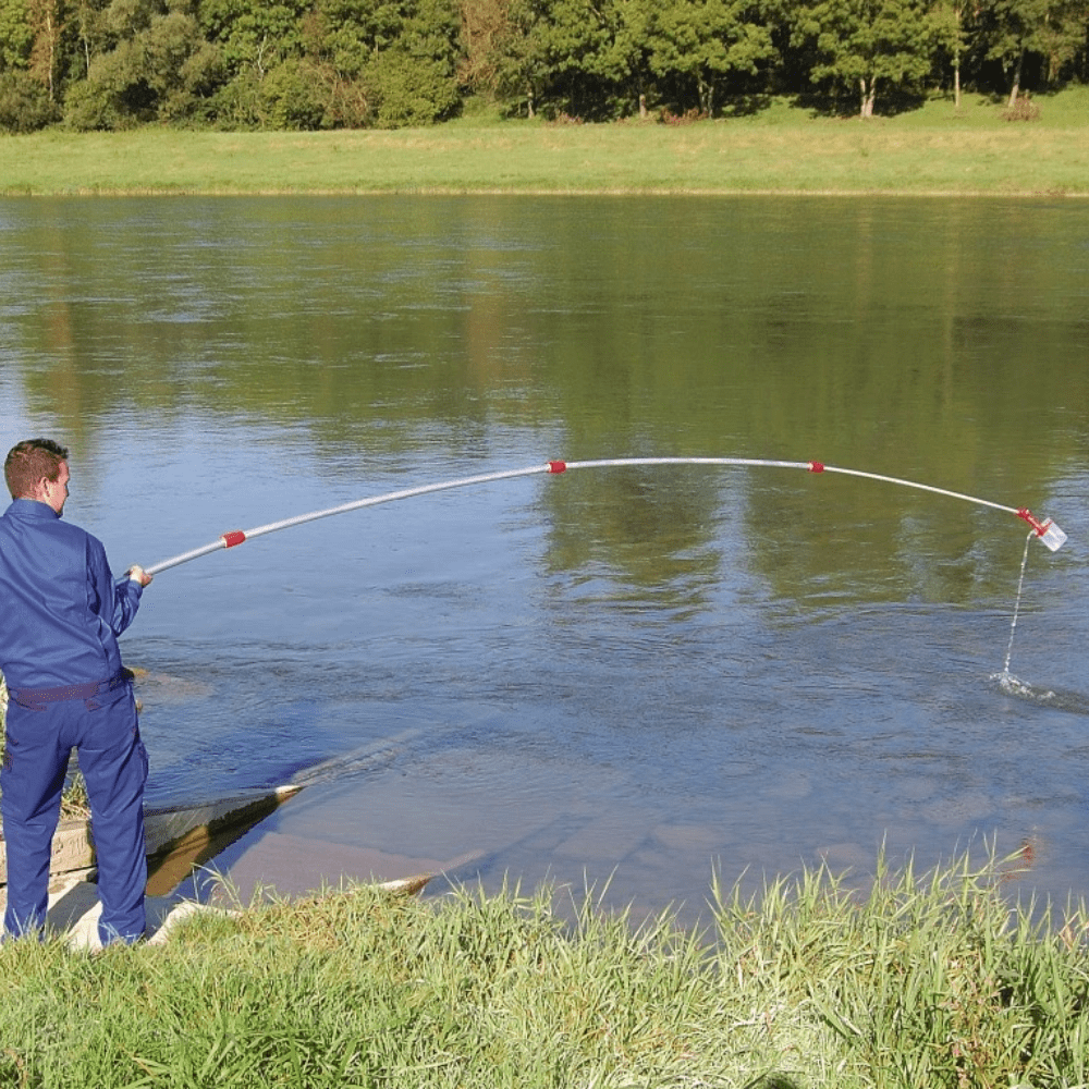 Prélèvement d'échantillons avec puisard à tige télescopique dans le terrain 2